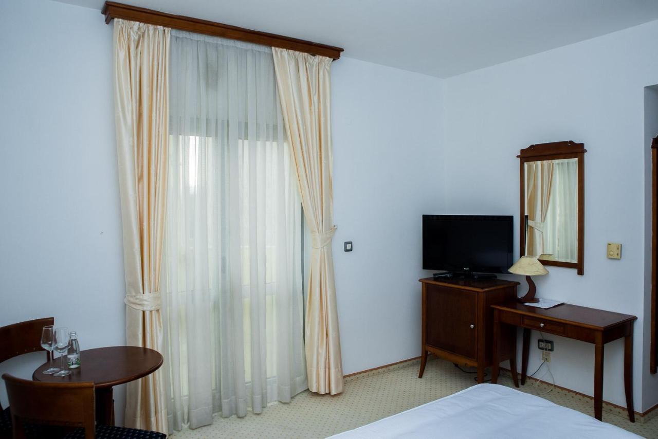 Hotel Hum ยูบุสกี ภายนอก รูปภาพ
