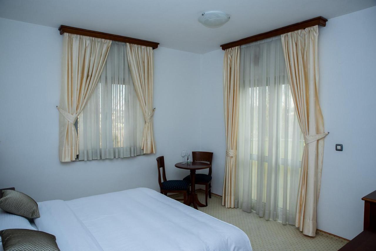 Hotel Hum ยูบุสกี ภายนอก รูปภาพ