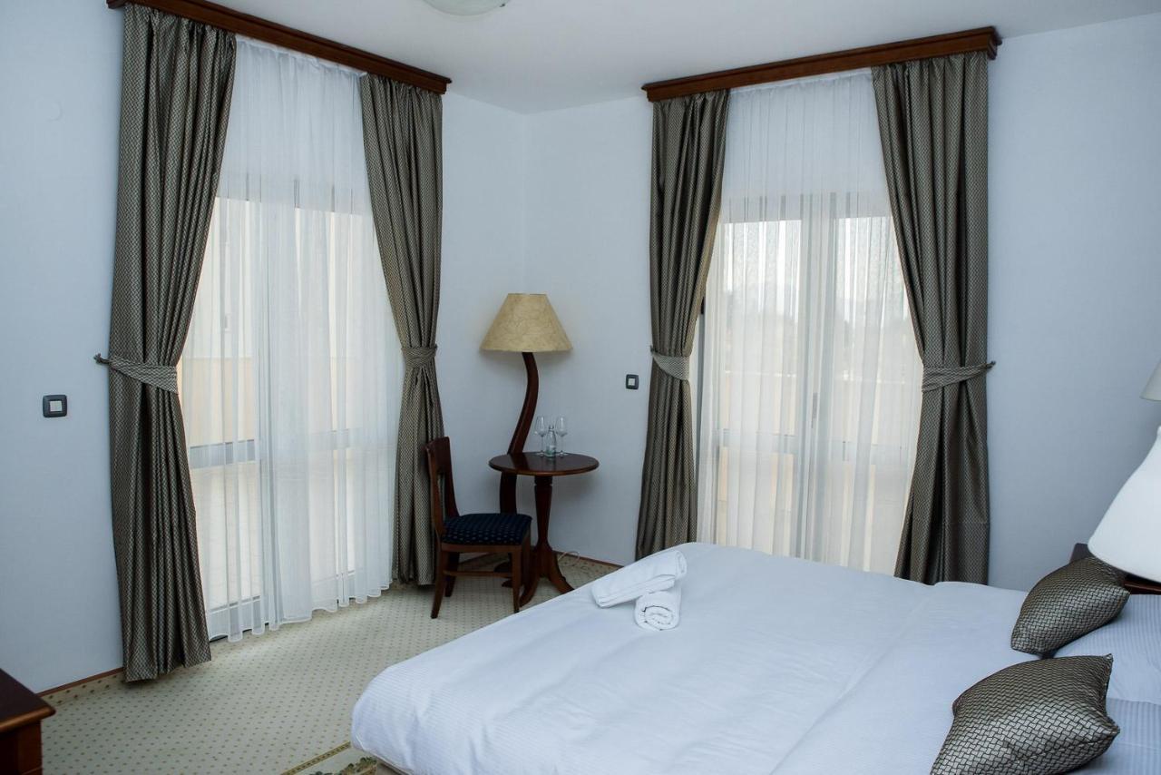 Hotel Hum ยูบุสกี ภายนอก รูปภาพ