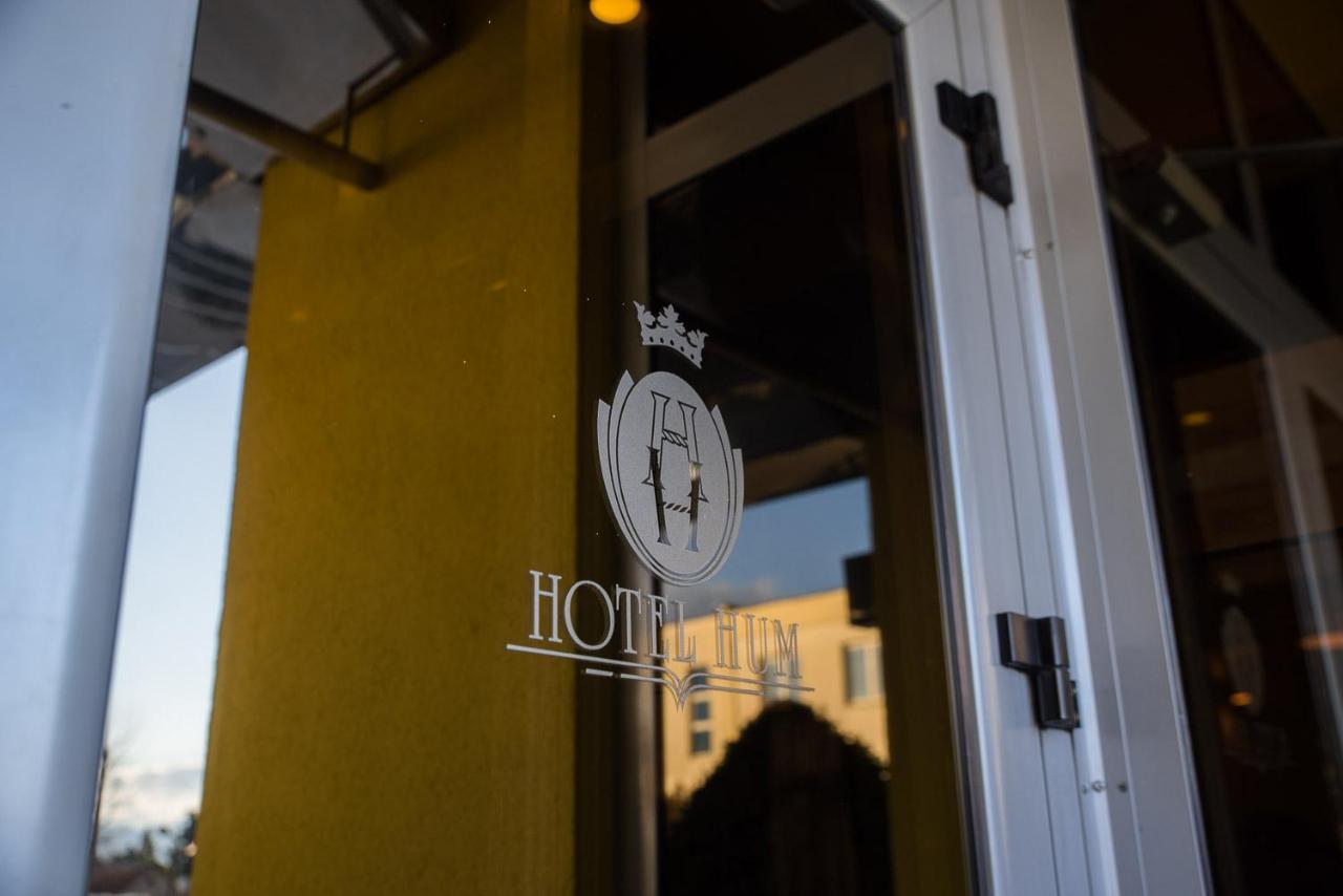 Hotel Hum ยูบุสกี ภายนอก รูปภาพ