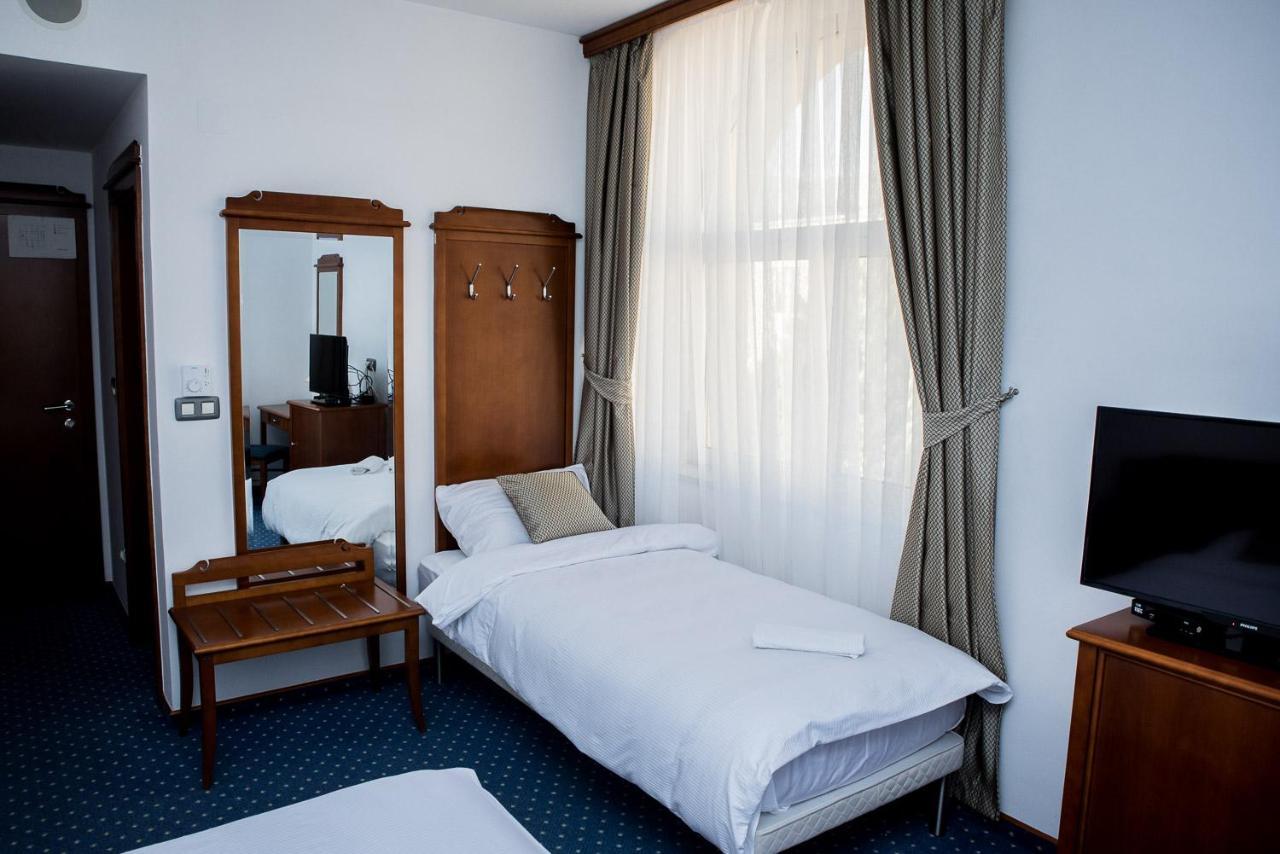 Hotel Hum ยูบุสกี ภายนอก รูปภาพ