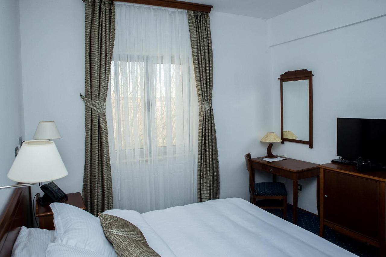 Hotel Hum ยูบุสกี ภายนอก รูปภาพ