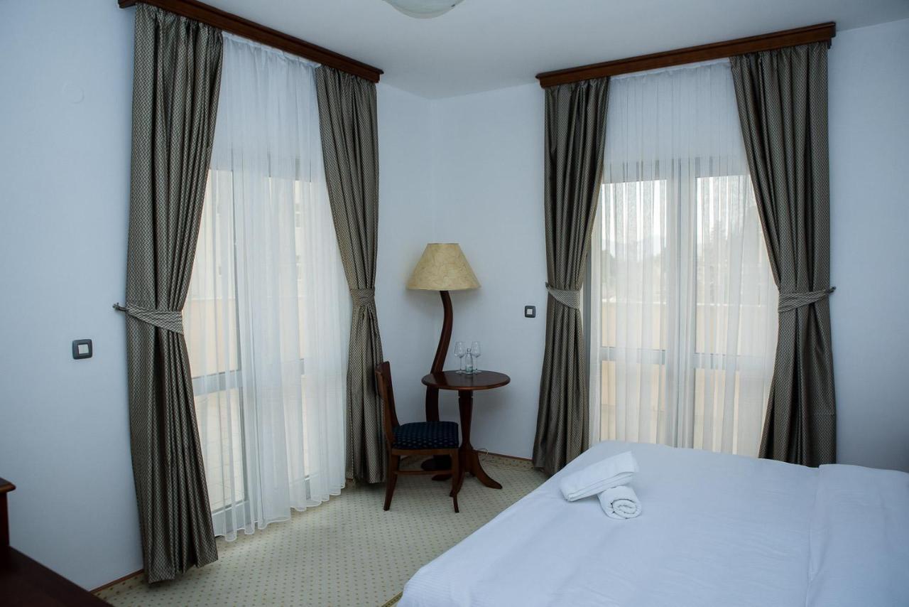 Hotel Hum ยูบุสกี ภายนอก รูปภาพ