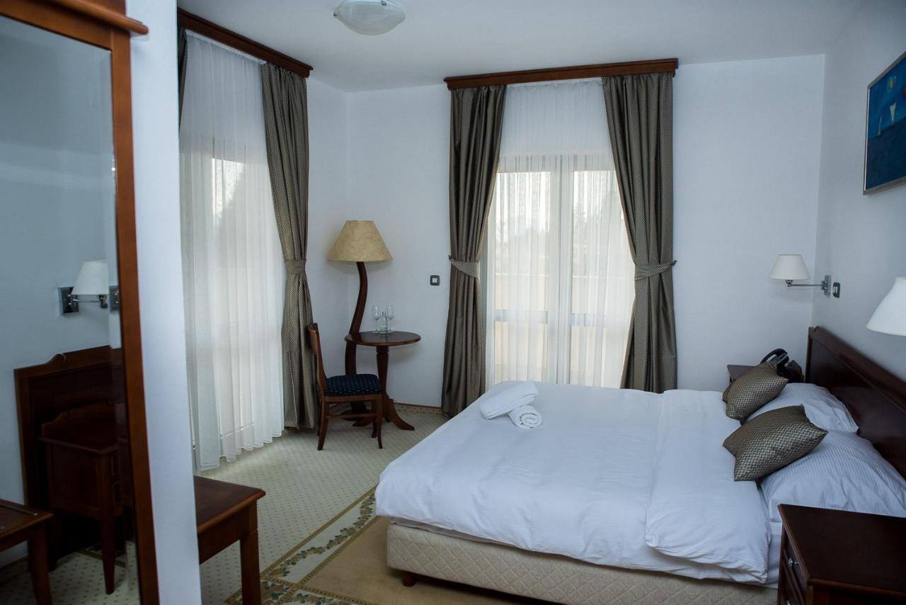 Hotel Hum ยูบุสกี ภายนอก รูปภาพ