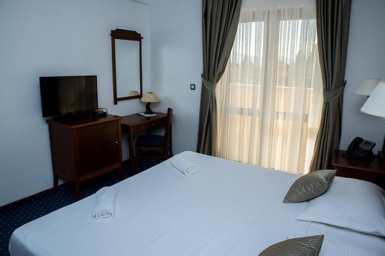 Hotel Hum ยูบุสกี ภายนอก รูปภาพ