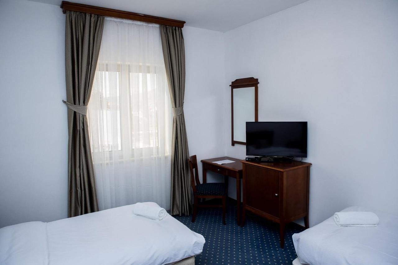 Hotel Hum ยูบุสกี ภายนอก รูปภาพ