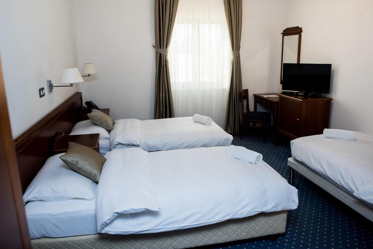 Hotel Hum ยูบุสกี ภายนอก รูปภาพ